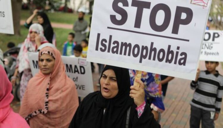 تنامي الإسلاموفوبيا في أوروبا يسائل القيم الكونية وحقوق المهاجرين